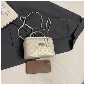 Detail van de parelmoer gewatteerde mini-box-tas met metalen ketting en draaisluiting
