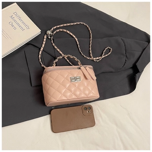 Roze gewatteerde mini box tas met zilveren draaisluiting en lederen gevlochten ketting