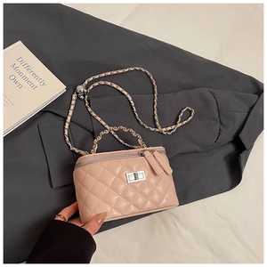 Detail van lichtroze gewatteerde mini-tas met zilveren ketting en ronde verstelgesp