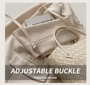 Détail du sac à main beige en cuir tressé avec boucle de réglage en métal argenté
