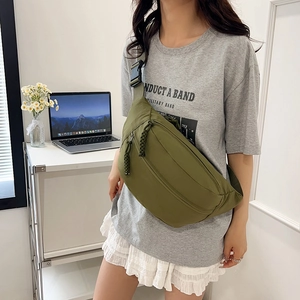 Sac de poitrine en nylon vert armée avec sangle réglable porté par un mannequin