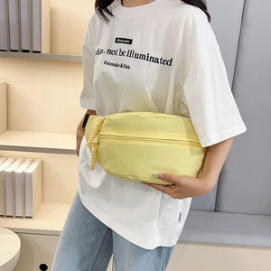 Sac de poitrine minimaliste jaune clair en toile avec sangle réglable porté à la taille