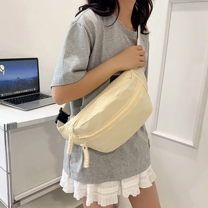 Sac bandoulière minimaliste en toile beige avec double fermeture éclair et sangle