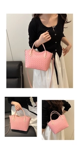 Détail du sac à main tissé rose avec texture précise et bandoulière amovible incluse