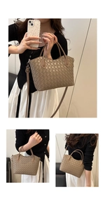 Vues détaillées du sac tressé montrant le design texturé et la bandoulière amovible