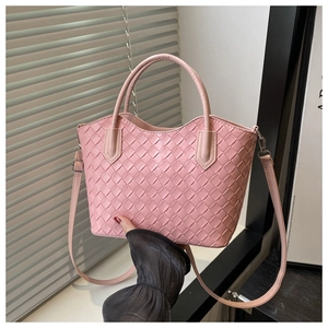 Détail du sac cabas rose tressé avec motif intrecciato et bandoulière réglable
