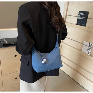 Sac à bandoulière en denim bleu en forme de croissant avec surpiqûres losanges