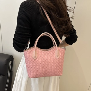 Sac fourre-tout rose à texture tressée avec poignée et bandoulière de style minimaliste