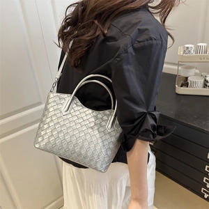 Sac cabas tissé argenté avec bandoulière réglable et finition métallique chic