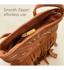 Vue rapprochée du zip doré fluide et de la texture suédée marron du sac seau rétro