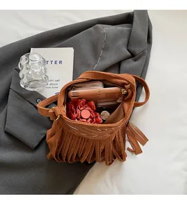 Sac seau en daim caramel montrant l'intérieur spacieux avec portefeuille et parapluie