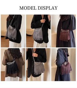 Vue détaillée de sacs seaux vintage avec franges et broderies d'ailes en plusieurs couleurs