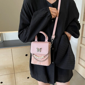 Mini sac bandoulière rose avec papillon argenté et chaîne en perles, design mode élégant