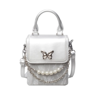 Sac bandoulière argenté avec boucle papillon et chaîne décorative en perles