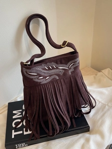 Sac seau en daim marron avec franges bohèmes et détails de broderie ondulée