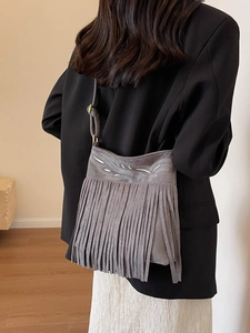 Sac seau gris en daim givré avec longues franges et rivets rétro pour femmes