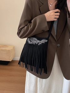 Sac seau rétro en daim noir avec longues franges et broderie d'oiseau élégante