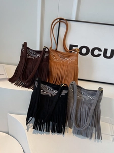 Sac seau en daim givré avec franges bohèmes et broderie ondulée en plusieurs couleurs
