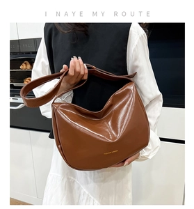 Dettaglio borsa a mezzaluna in pelle PU marrone scuro con logo dorato FASHION & BAGS