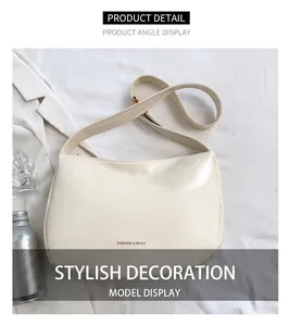 Dettaglio della borsa a spalla in ecopelle bianco crema con testo stampato sul davanti