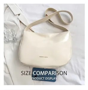 Confronto dimensioni borsa a mezzaluna beige con stampa FASHION & BAGS e uno smartphone