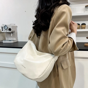 Borsa hobo beige minimalista in morbida pelle sintetica con scritta Fashion & Bags