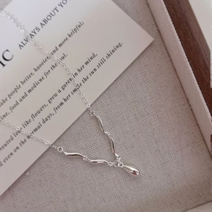 Minimalist S925 sterling silver necklace featuring curved wave link and water drop pendant