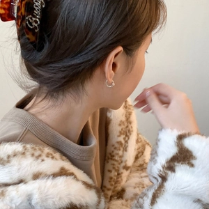 Elegant S925 sterling silver hoop earrings with a small pearl and trendy leopard hair clip