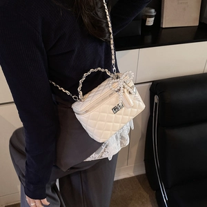 Elegante witte gewatteerde mini box tas met parel strik en gouden ketting dames
