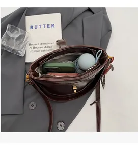 Vista interna della borsa a secchiello marrone vintage con spazio per cellulare e ombrello