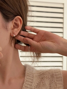Boucles d'oreilles perles et bague minimaliste avec pull en mohair beige