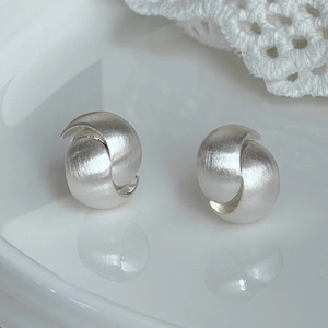 Mehrlagige C-Form Spiralstecker Minimalistische Matte Gebürstete Geometrische Ohrringe Für Damen Mit Silberner Nadel