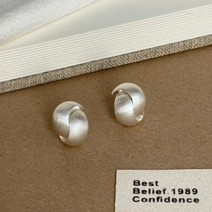 Moderne zweilagige C-förmige Ohrstecker aus gebürstetem Silber auf texturierter Fläche