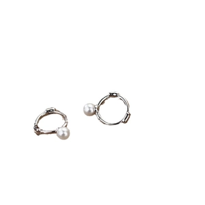 Boucles d'oreilles créoles bambou argentées avec perles blanches sur fond blanc