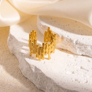 Anello regolabile dorato geometrico asimmetrico stile lava su pietra e seta bianca