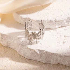 Anello aperto in argento con trama di metallo liquido su pietra bianca e seta