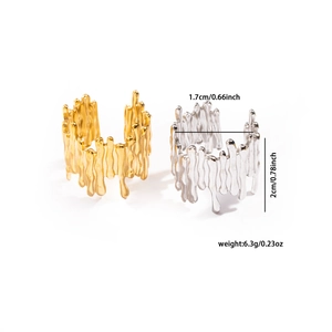 Anelli asimmetrici in metallo fuso oro e argento con specifiche dimensionali