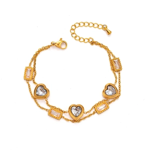 Detail der zweilagigen Goldkette mit Herz- und Rechteck-Kristallanhängern und Verschluss
