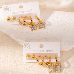 Parure de boucles d'oreilles en acier doré avec clous et breloques étoiles sur pierre