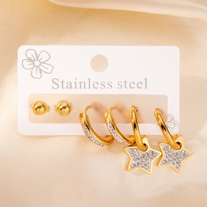 Ensemble de boucles d'oreilles en acier doré avec étoiles et détails en cristal