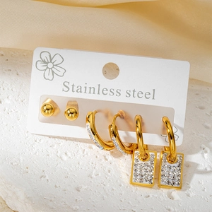 Ensemble de trois paires de boucles d'oreilles en acier doré et zircons brillants
