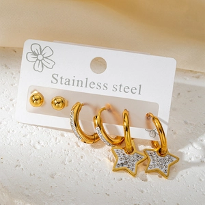Détails de trois paires de boucles d'oreilles dorées en acier et pendentifs étoile