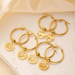 Dreiteiliges Set goldene Edelstahl-Creolen mit Herz-, Kronen- und Love-Anhängern