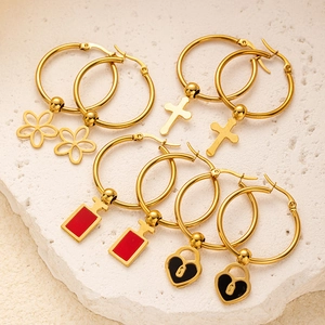 Goldene Creolen aus Edelstahl mit Blumen, Kreuz, Parfümflasche und Herzschloss-Anhängern