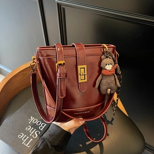Borsa a Secchiello in Pelle PU Retro da Donna Borsa a Tracolla Minimalista Con Serratura in Metallo Oro Ciondolo Orsetto