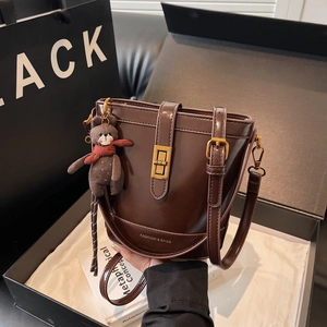 Elegante borsa a secchiello in pelle marrone scuro con ciondolo a orso in confezione regalo