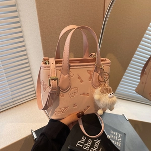 Roze reliëf bucket bag met schattige motieven en harige monster bedeltje