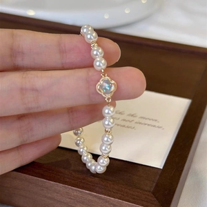 Artificial Baroque Pearl Bracelet For Women With Copper Four Leaf Clover Pendant Iridescent Inlay Elegant French Retro Style Jewelry