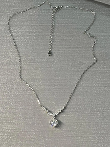 Détail macro du collier en argent S925 avec zircons cubiques marquise et ronds
