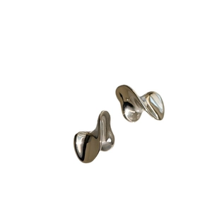 Orecchini a perno ritorti in argento liquido con curve astratte e finitura lucida